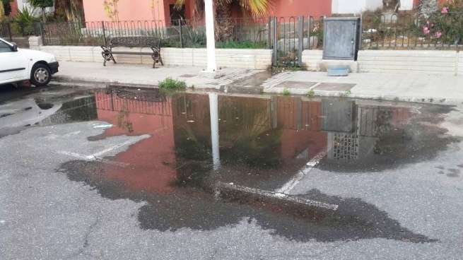 Las aguas negras salen de una caja de registro ubicada en el jardín de las viviendas (Foto TA)