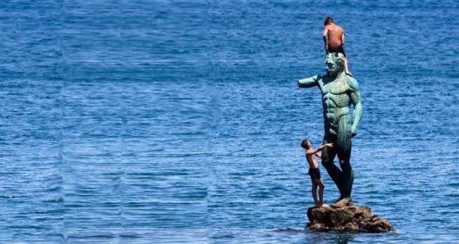 Dos adolescentes, jugándose el tipo en el Neptuno (Foto TA)