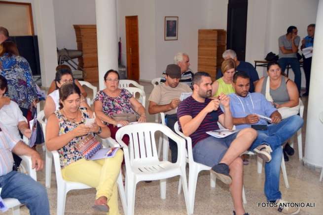 Imagen de los vecinos que participaron esta tarde en la asamblea (Foto Antonio Alí)