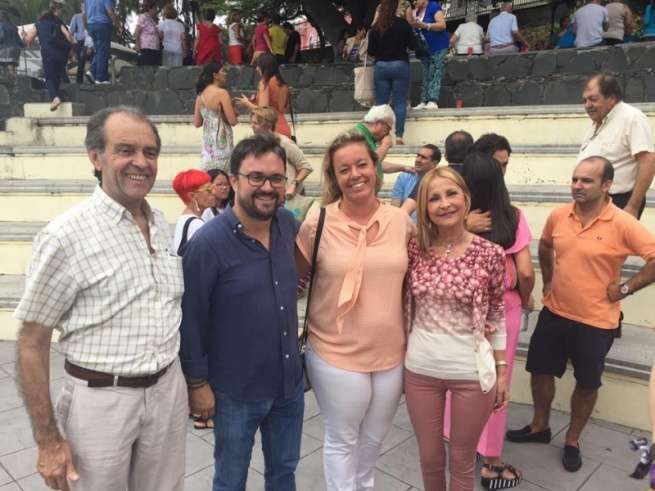 Los ediles Sonsoles Martín y José Suárez con Asier Antonia y María Australia Navarro (Foto TA)