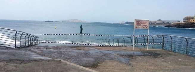 La Policía Local ha acordonado la punta del viejo espigón (Foto TA)