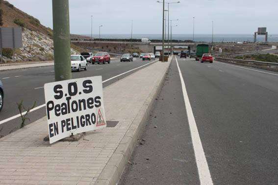 Cartel colocado en el vial de acceso y salida del Valle de Jinámar a la GC-1 (Foto TA)