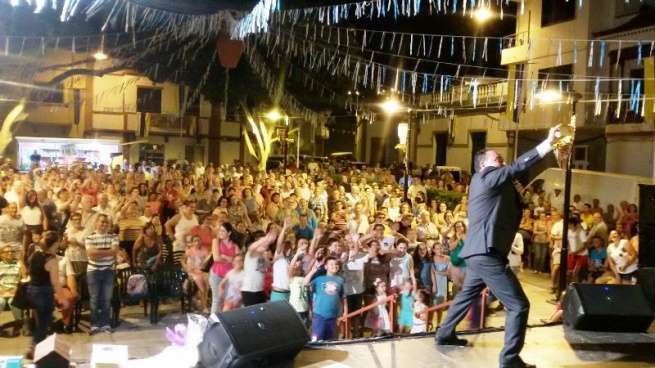 Momento de la actuación del humorista ante sus paisanos en la VIII Noche de Humor (Foto TA)