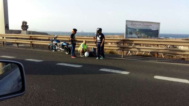 El motorista es atendida a pocos minutos del accidente (Foto TA)