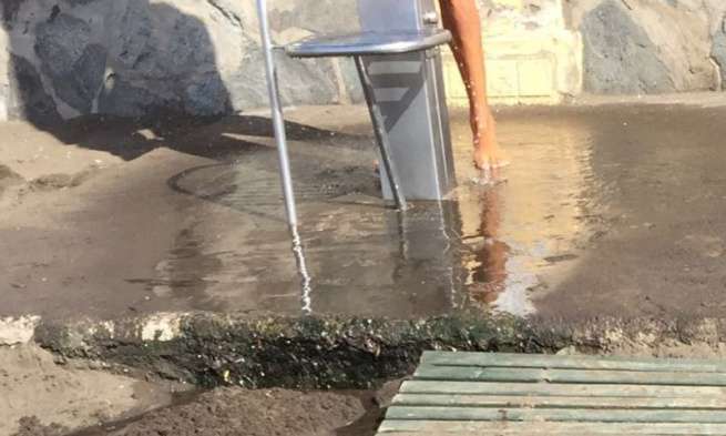Moho verde en el borde la plataforma de un lavapiés en Salinetas (Foto TA)