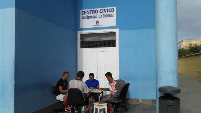 Un grupo de vecinos jugando en los exteriores del edificio (Foto TA)