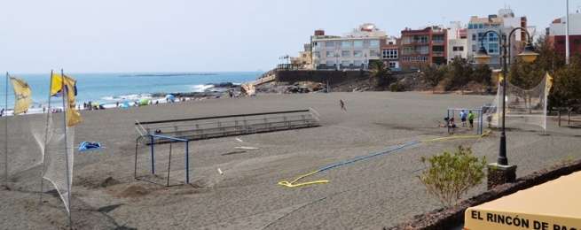 Personal de Deportes acondicionaba ayer el espacio de la playa donde se celebrará el torneo (Foto TA)