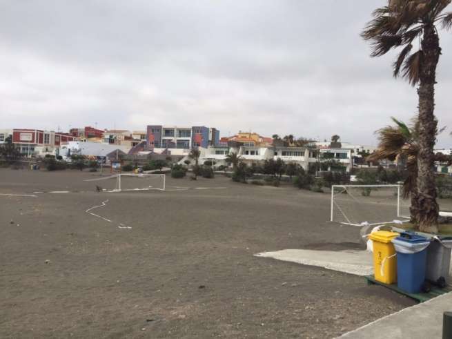 Las cintas que delimitaban el campo de fútbol playa en La Garita están sueltas (Foto TA)
