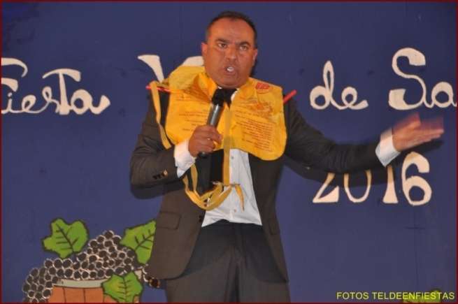 El humorista Maestro Florido, anoche en el Valle de San Roque (Foto Teldeenfiestas)
