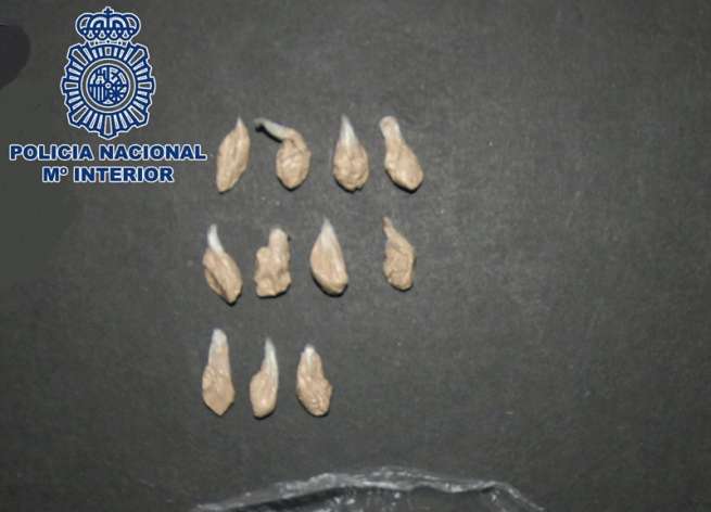 Imágenes de las dosis de heroína incautadas por el CNP (Foto TA)