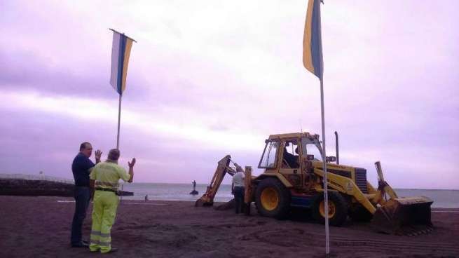 Operarios municipales colocan banderolas en la arena (Foto TA)