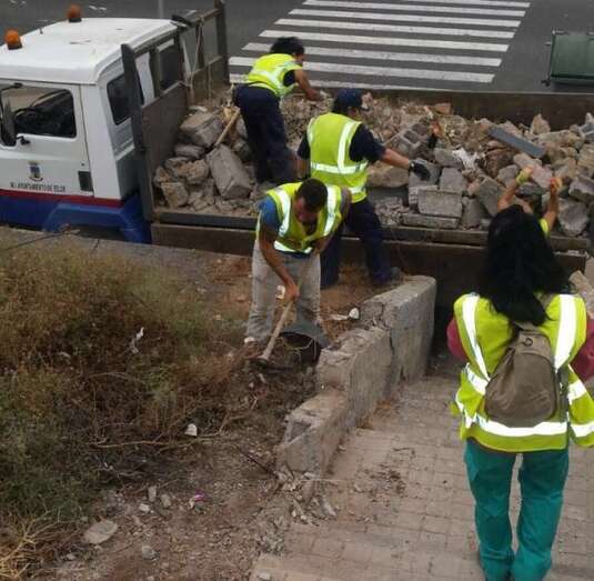 Operarios trabajan en retirar los escombros del muro (Foto TA)