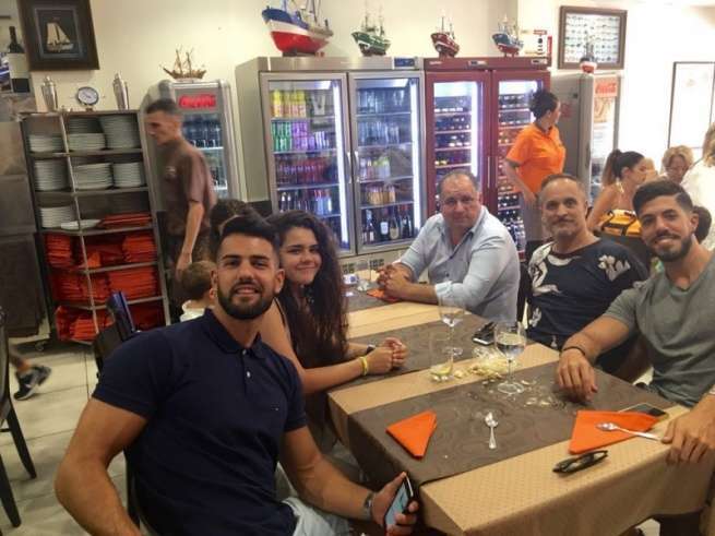 El dúo con el concejal de Festejos y otros comensales (Foto TA)