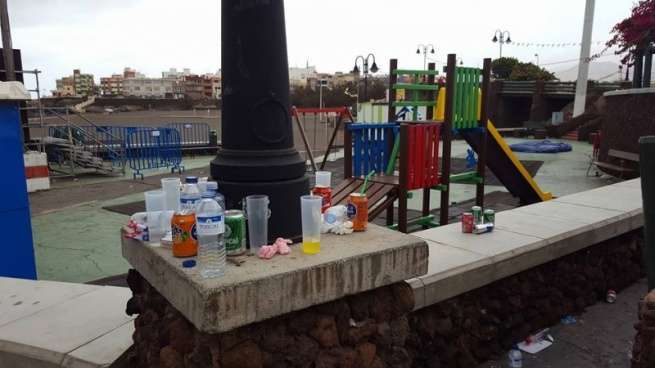 Latas y vasos, en el pedestal de una farola, esta mañana en Melenara (Foto TA)