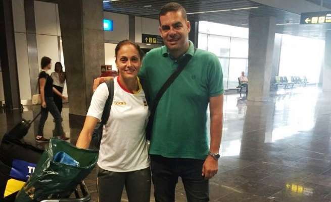 La portera internacional Silva Navarro con el concejal de Deportes, esta tarde en el Aeropuerto de Gran Canaria (Foto TA)