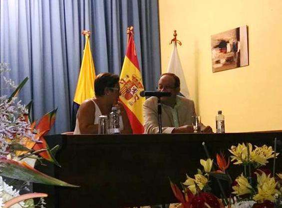 Momento del acto de anoche en el Liceo de Firgas (Foto TA)
