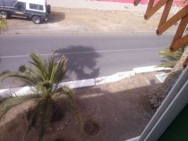 Muro golpeado por un camión en Jinámar (Foto TA)
