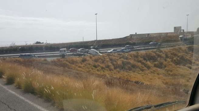 Vehículo accidentado, asistido ya por la grúa (Foto TA)