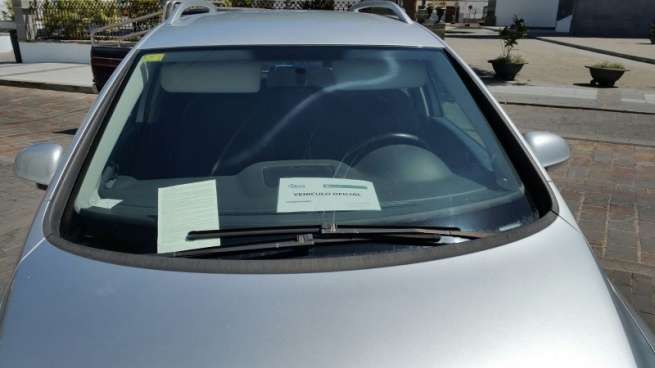 La multa en el parabrisas del vehículo, que muestra en el salpicadero un cartel indicativo de coche oficial de Valora (Foto TA)