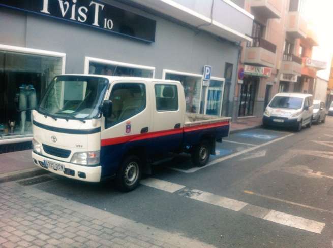 Imagen del vehículo aparcando invadiendo parcialmente una plaza PMR (Foto TA)