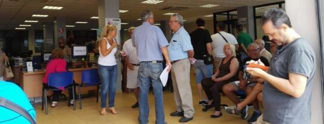 Contribuyentes haciendo cola hoy viernes en Valora (Foto TA)