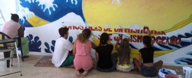 Mural confeccionado por niños y jóvenes de la comunidad baha