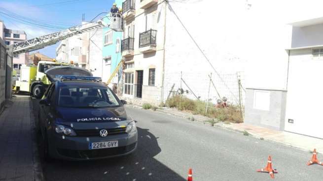 Efectivos de bomberos y Policía Local intervinieron tras el incidente (Foto TA)