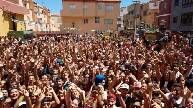 Cientos de jóvenes se dieron cita en la plaza pública del barrio (Foto TA)
