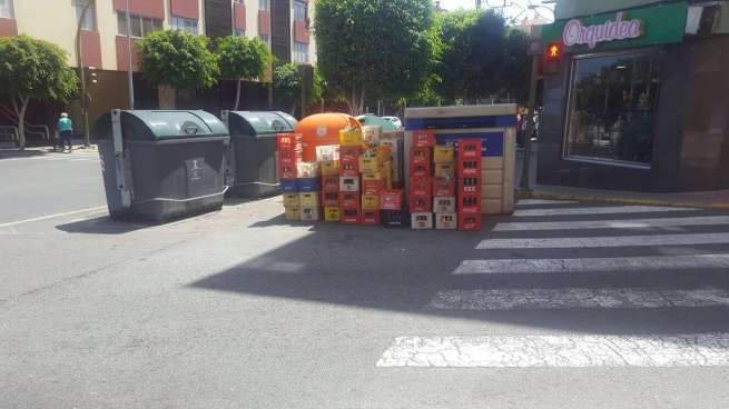 Imagen de los recipientes apilados juntos a unos contenedores de basura (Foto TA)