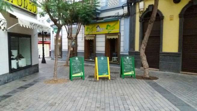 Carteles publicitarios en Los Llanos (Foto TA)