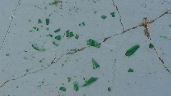 Cristales en el pavimento de la cancha (Foto TA)