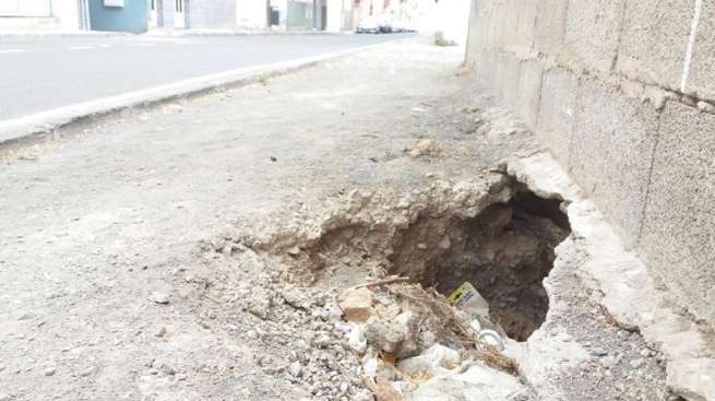 Socavón de grandes dimensiones en una acera de la calle Finlandia (Foto TA)