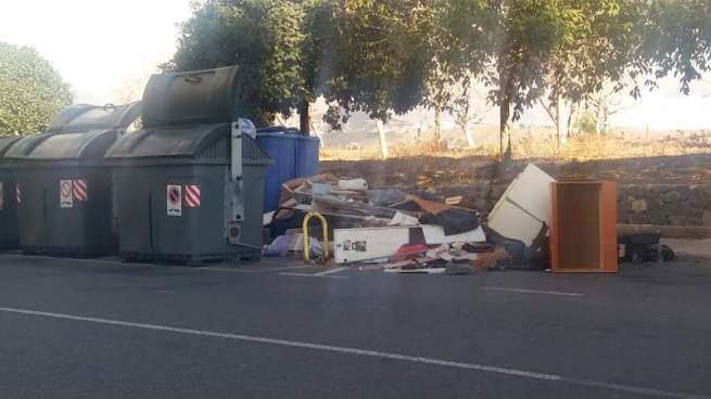 Enseres acumulados junto a los contenedores de basura en una calle del Valle de Jinámar (Foto TA)