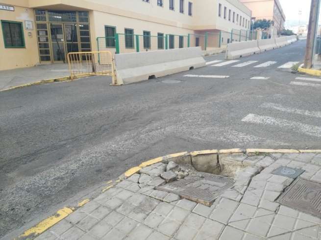 Alcantarilla rota en la calle Nicolás Copérnico de La Herradura (Foto TA)