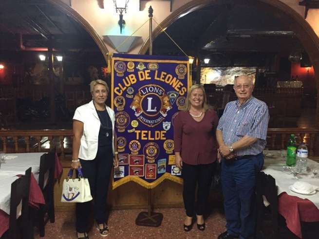 Mónica Muñoz (d.), con una representante del Club de Leones y Francisco Artiles, miembro también de la ONG (Foto TA)