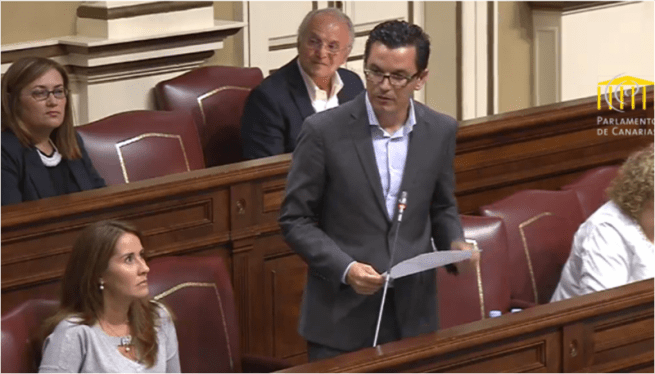 Pablo Rodríguez, en el momento de interpelar a la consejera (Foto TA)