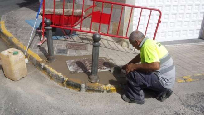 Operario municipal arregla la tapa de registro desfondada (Foto TA)