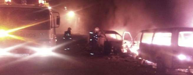 Los bomberos emplearon 1.700 litros de agua y espuma para sofocar el siniestro (Foto TA)