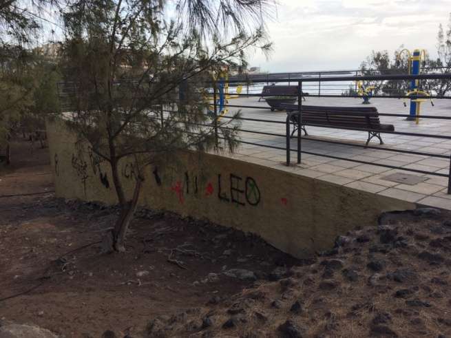 Estado que presenta el muro del mirador de Melenara (Foto TA)
