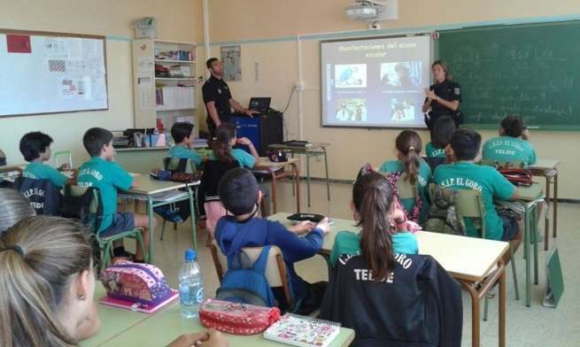 Un momento de la charla en el CEIP El Goro (Foto TA)