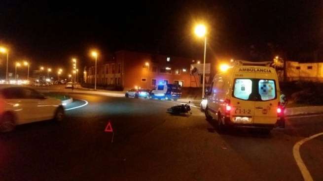 La moto en el suelo, en la rotonda de El Cubillo, en el accidente de esta noche (Foto TA)