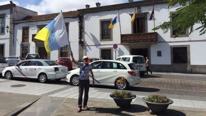 El ciudadano y su bandera (Foto TA)