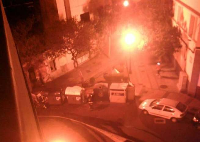 Los bomberos sofocaron las llamas (Foto Aridani Alonso)