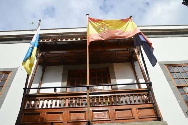 Aspecto que presentaba esta mañana el balcón de las Casas Consistoriales (Foto TA)
