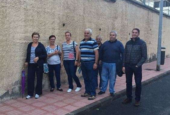 Comitiva del PP con vecinos de la zona, en una calle de Las Huesas (Foto TA)