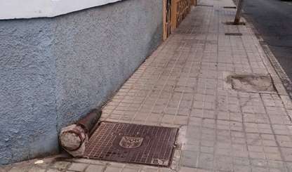 Bolardo por los suelos en Melenara (Foto TA)