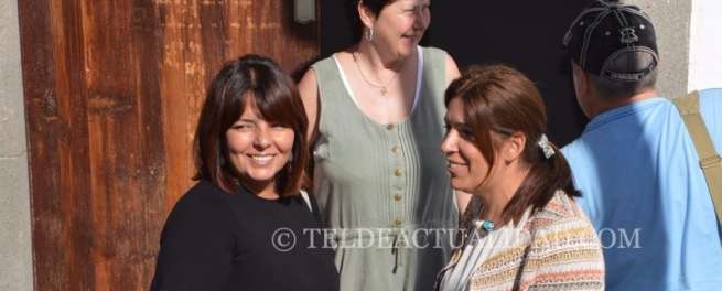 Momento del encuentro cordial entre la alcaldesa y la concejala Gloria Cabrera (Foto TA)