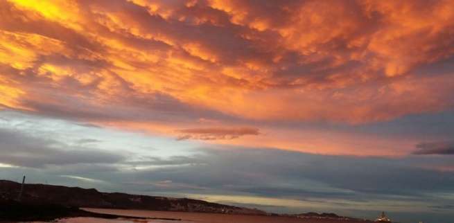 Atardecer rojizo en la costa de Telde (Foto Miguel Ángel Santana García)