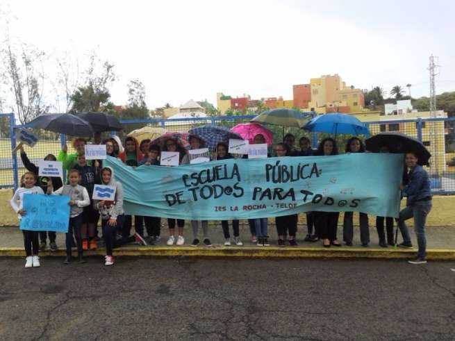 Imagen del grupo de madres, padres y alumnos junto al instituto de La Rocha (Foto TA)