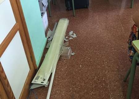 Plafón por los suelos en el CEIP María Suárez de Fiol (Foto TA)